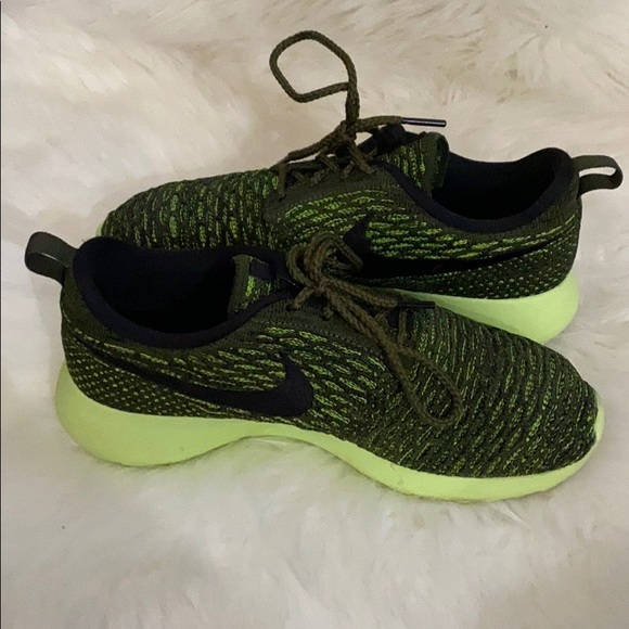 Nike Shoes - Nike Roshe Sneakers
